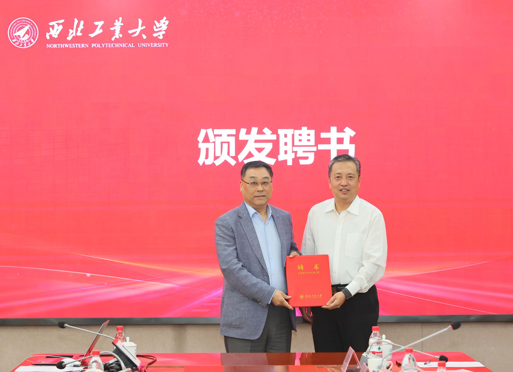 侯成義副校長為陳軍教授頒發(fā)聘書 (1).JPG