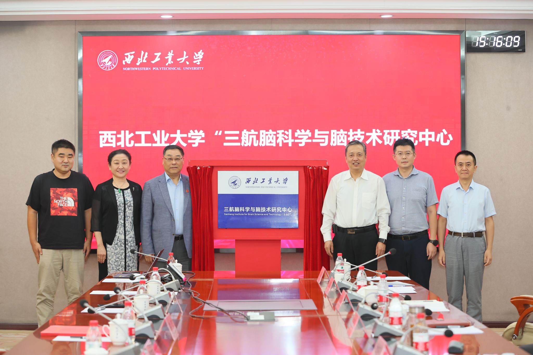 侯成義副校長、陳軍教授共同為三航腦科學(xué)與腦技術(shù)研究中心揭牌 (1).JPG